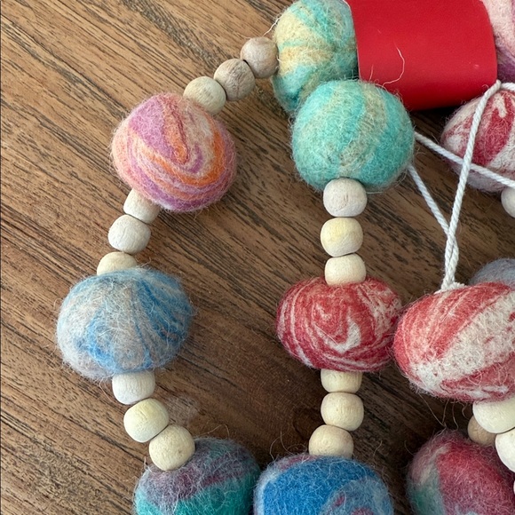 NWT World Market Colorful Marbled Wool Felt Ball & Natural Wood Bead Garland - Picture 11 of 17
